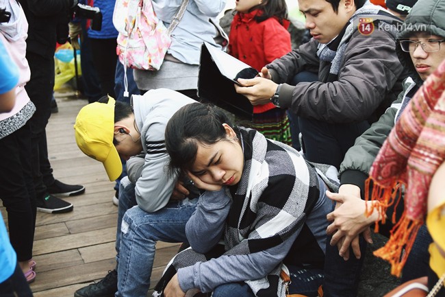 Hàng nghìn người xếp hàng chật kín chờ mua vé cáp treo lên đỉnh Fansipan ngày 30/4